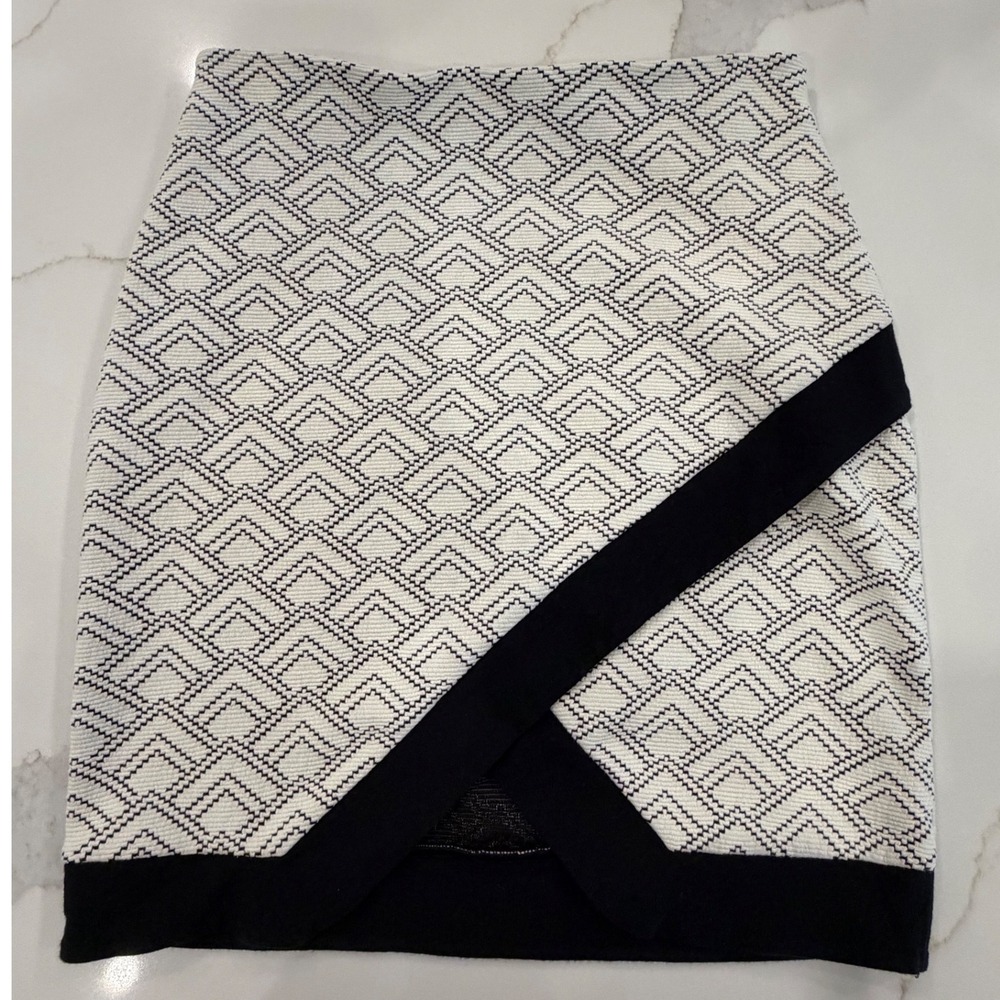 Express Black White Geometric Jacquard Tulip Wrap Mini Skirt Size 4 - Picture 1 of 9